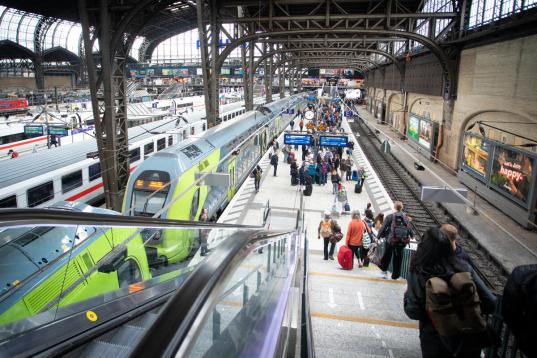 Züge und Menschen am Hauptbahnhof in Hamburg