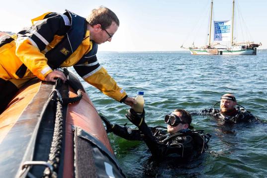 Schlauchboot und Taucher; Entnahme von Wasserproben