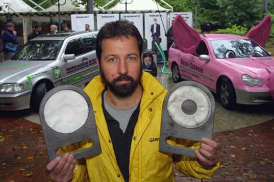 Greenpeace präsentiert Rußfiltervergleich eines Dieselmotors mit und ohne Rußfilter, September 2002