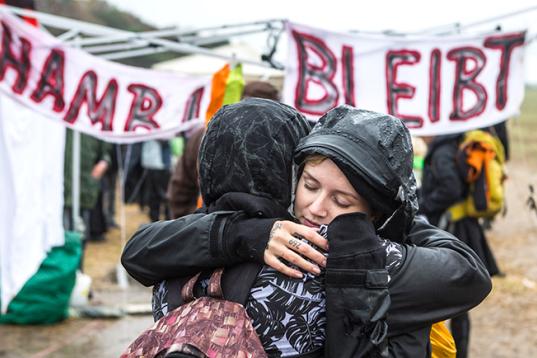 Zwei Aktivistinnen, Hambi-bleibt-Banner