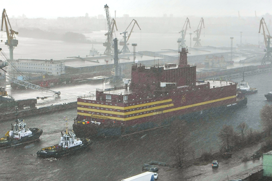 Das schwimmende AKW Akademik Lomonosov im Hafen von St. Petersburg