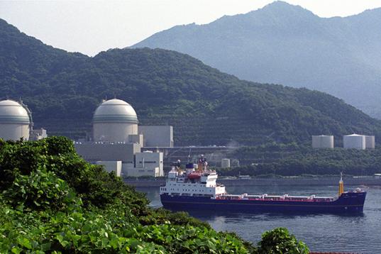 Transportschiff im Hafen von Takahama