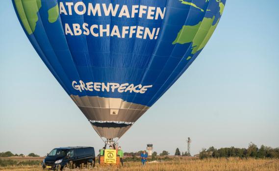 Protest mit Heißluftballon gegen Atomwaffen in Büchel