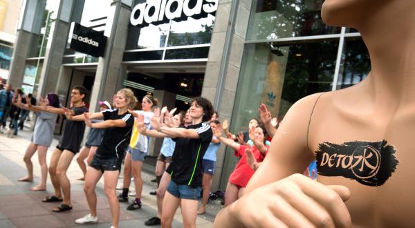 Detox Flashmob Striptease in Berlin im Juli 2011