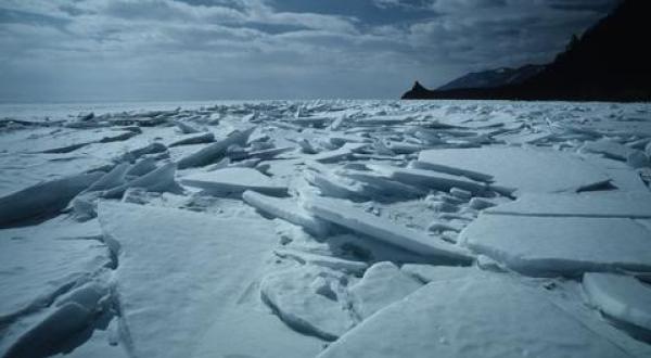 Eisschollen schwimmen auf dem Baikalsee April 2004