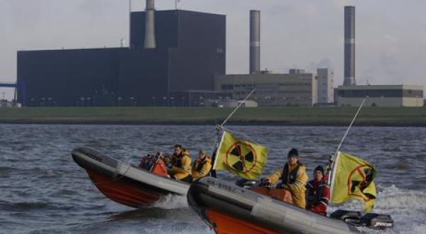 Greenpeace-Aktivisten vor dem AKW Brunsbüttel