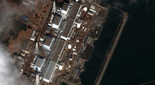 Ein Satellitenbild zeigt die Schäden am Kernkraftwerk Fukushima I in der Präfektur Fukushima. Die Schäden wurden durch das Offshore-Erdbeben vom 11. März 2011 verursacht.