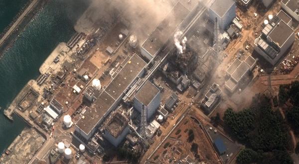 Ein Satellitenbild zeigt die Schäden am Kernkraftwerk Fukushima I in der Präfektur Fukushima. Die Schäden wurden durch das Offshore-Erdbeben vom 11. März 2011 verursacht.