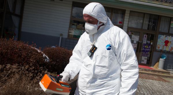 Greenpeace-Mitarbeiter überwacht die weit über den gesetzlichen Grenzwerten liegenden Strahlungswerte vor einer Schule im Dorf Iitate, 40 km vom Kernkraftwerk Fukushima entfernt. 