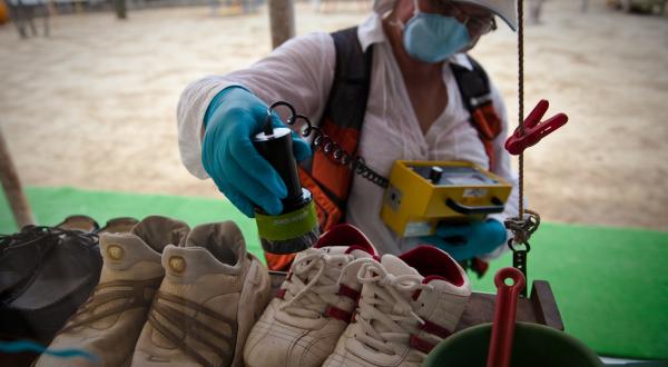 Strahlenmessung in einer Schule in Fukushima durch Greenpeace-Strahlenexpertin Iryna Labunska.