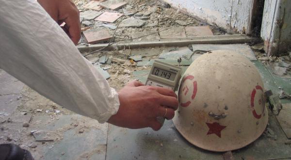 Vergessener Feuerwehrhelm in einem verlassenen Krankenhaus bei Tschornobyl 