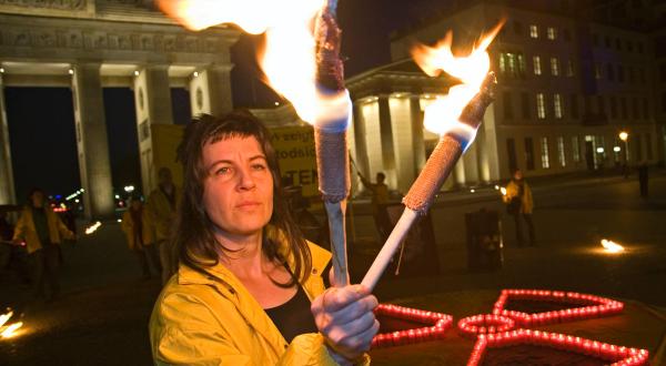 Greenpeace-Aktive mahnen am Brandenburger Tor anlässlich des 20. Jahrestages des Reaktorunfalls von Tschornobyl.