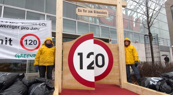 Greenpeace protestiert vor der CDU-Zentrale für ein generelles Tempolimit von 120 km/h auf deutschen Autobahnen. 