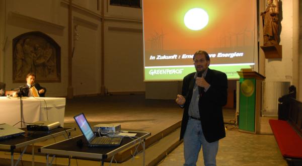 Karsten Smid (Greenpeace) und Burkhard Roemhild (Vattenfall) debattieren in der St. Petri Kirche in Hamburg über den Klimawandel und das geplante Kohlekraftwerk Moorburg.