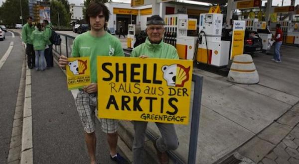 GAT: Ehrenamtliche protestieren mit Banner an Shell-Tankstelle in Leimen