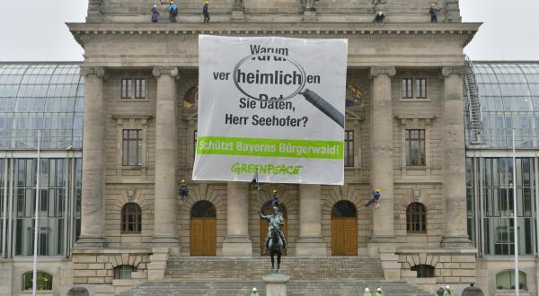 Aktivisten protestieren an Münchener Staatskanzlei 