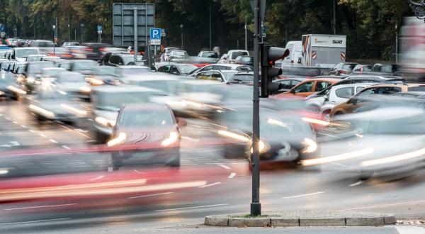 Rush Hour in der Mehrspurstraße in Berlin