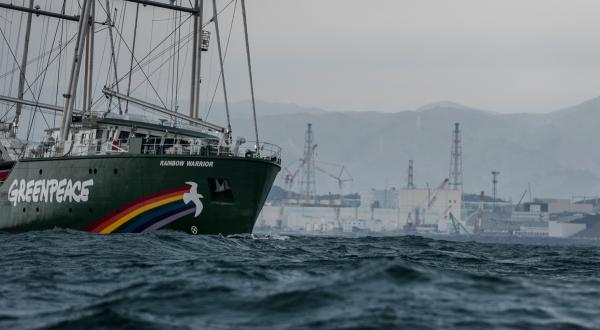 Das Greenpeace-Schiff Rainbow Warrior fährt fünf Jahre nach dem Unfall an dem zerstörten Kernkraftwerk Fukushima Daiichi vorbei. Die Umweltorganisation hat eine Unterwasseruntersuchung zu den Auswirkungen der radioaktiven Verseuchung des Pazifiks infolge der Atomkatastrophe von 2011 eingeleitet.