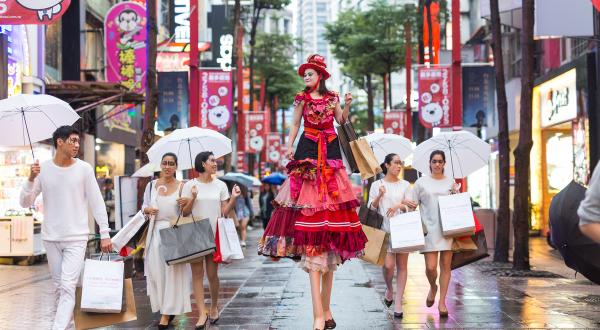 Trash Queen "Buy Nothing Day" Straßenperformance in Taipeh