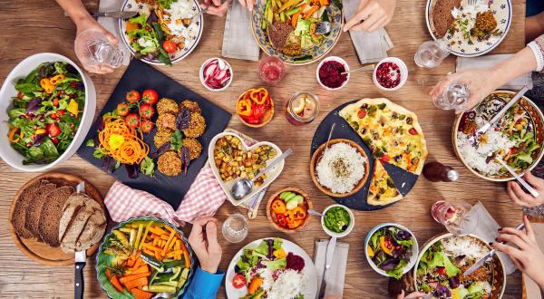 Tisch gedeckt mit vegetarischem Essen