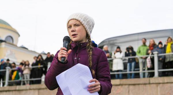 Über 10.000 Menschen gingen mit Greta Thunberg in Helsinki auf die Straße, um rasche Maßnahmen gegen den Klimawandel zu fordern.