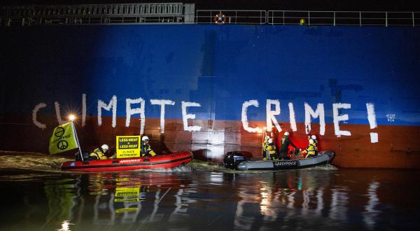 Protest gegen Schiff mit Sojafutter in Brake, Deutschland