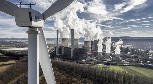 Windrad vor Braunkohlekraftwerk Weisweiler