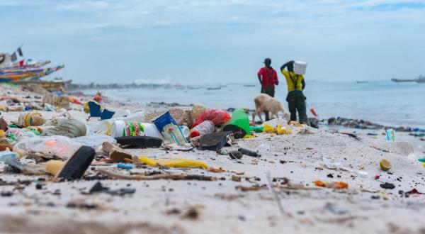 Plastiksäuberung am Strand im Senegal