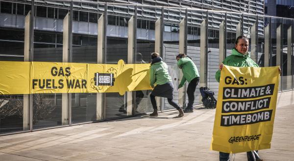 Aktion gegen die EastMed Pipeline an der Kommission in Brüssel