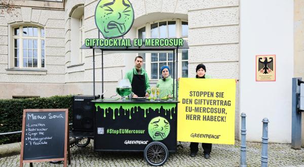 Greenpeace-Protest gegen Pestizide mit Cocktail Bar vor dem Wirtschaftsministerium