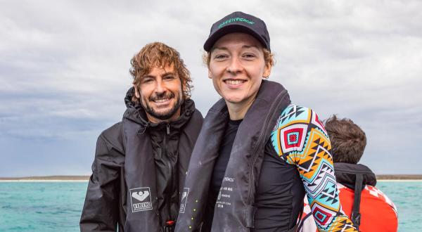 Franziska Saalmann und Dr. Olaf Meynecke auf dem Schiff nahe der Küste