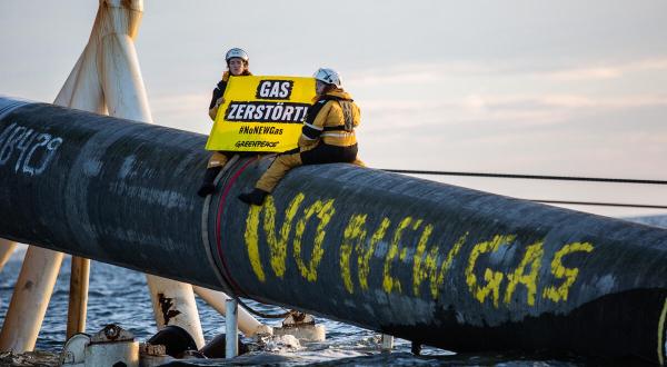 Protest "No New Gas" auf Pipeline im Meer