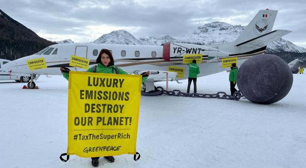 Greenpeace Activists Symbolically “Confiscate” WEF Participants Private Planes in Switzerland