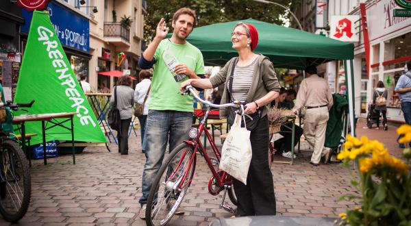 "YoU-Turn the Streets" Demonstration am "Park(ing) Day" in Hamburg. Aktivist:innen legen Rasen, stellen Liegestühle auf und verwandeln ein gebrauchtes Auto in eine Kaffeebar im Freien. 