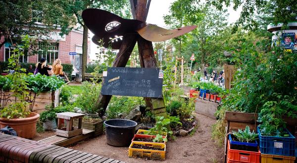 Urbanes Gärtnern: Menschen bauen Blumen und Gemüse auf öffentlichen Plätzen und Parks an. 