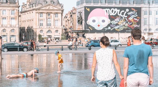 Hitzewelle in Bordeaux, Frankreich, Sommer 2020: Menschen spazieren im Wasser.