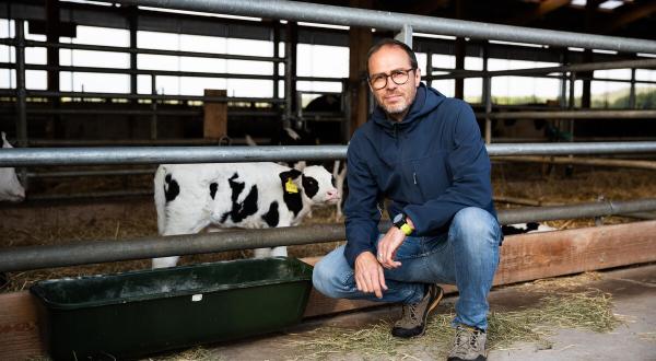 Martin Kaiser vor einem Kalb im Stall