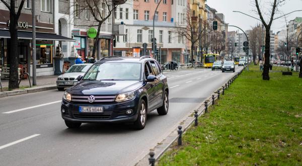 Auto von VW im Straßenverkehr in Berlin