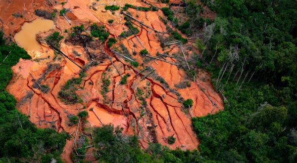 Überflug von Gebieten mit illegalem Bergbau im indigenen Land der Yanomani in Brasilien