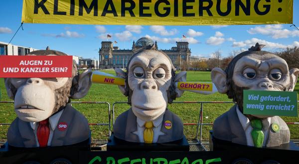 Vor den Koalitionsverhandlungen zwischen SPD, FDP und Grünen in Berlin protestieren Greenpeace Aktivist:innen mit den Three Wise Monkeys vor dem Reichstagsgebäude der Bundesregierung. Die Umweltaktivist:innen fordern, dass sich die künftige Regierung für eine stärkere Klimaschutzpolitik einsetzt, statt wegzuschauen, sich taub zu stellen oder den Ernst der Lage zu verschweigen.