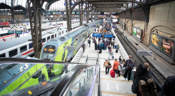 Züge und Menschen am Hauptbahnhof in Hamburg