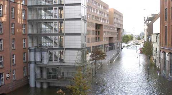 Große Elbstraße im Wasser