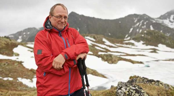 Auf den Spuren der Dauergifte: der Chemiker und Greenpeace-Experte Manfred Santen in den Schweizer Alpen, Juni 2015