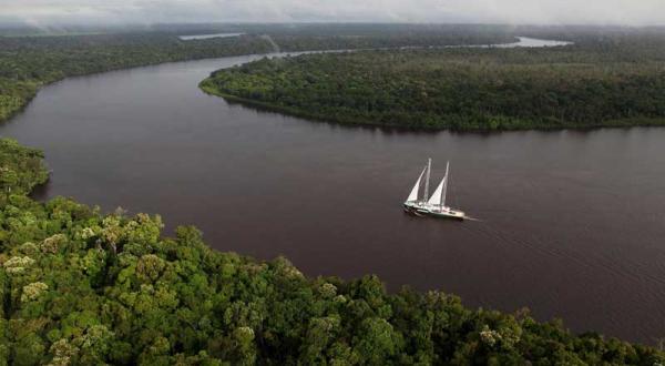 Die Rainbow Warrior auf Amazonas-Expedition in Brasilien, März 2012