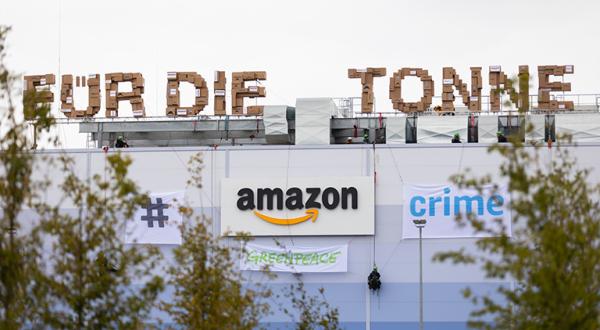 Kletterer an Amazon-Logistikzentrum