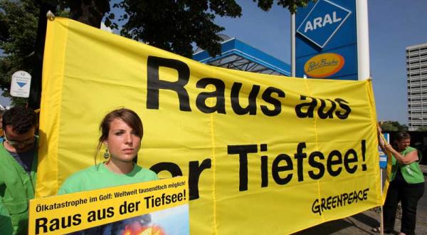 Rund 50 Greenpeace-Aktivisten protestieren in fünf Städten vor Aral-Tankstellen im Juli 2010