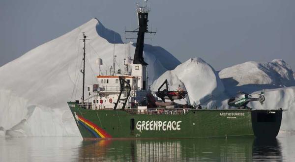 Arctic Sunrise verlässt seinen Ankerplatz im Hall Basin, Arktis Expedition Juli 2009