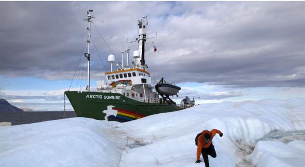 Das Greenpeace-Schiff Arctic Sunrise am Petermann-Gletscher 2009 