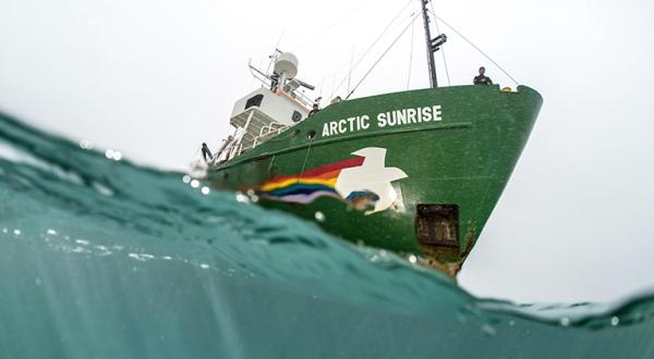 MY Arctic Sunrise im Sylter Außenriff bei Seegang