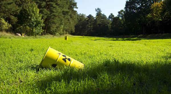 Atommüllfässer auf einer Wiese